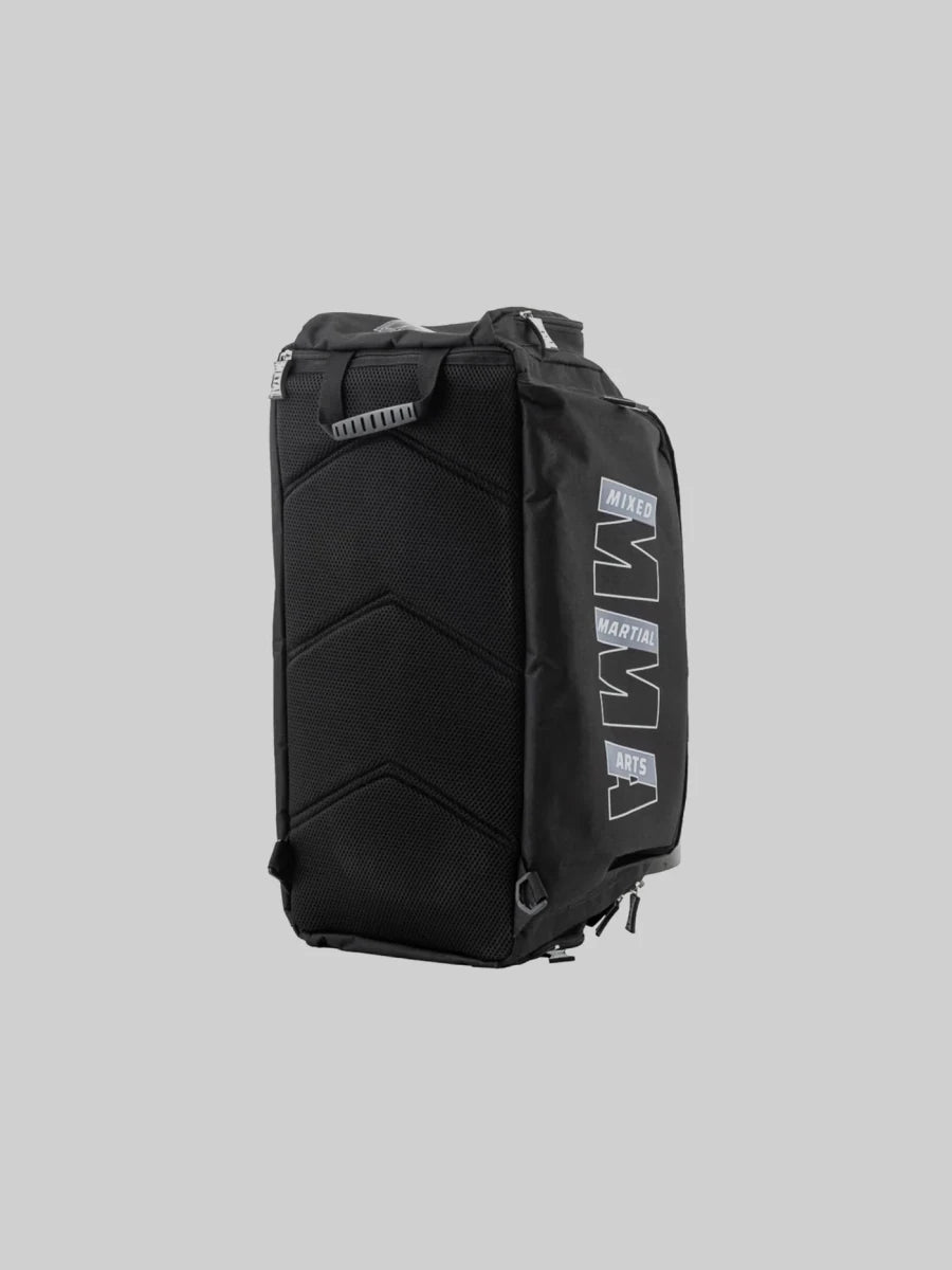 Tampilan vertikal tas Metal Boxing MMA dikonfigurasikan sebagai ransel dengan tali bahu empuk