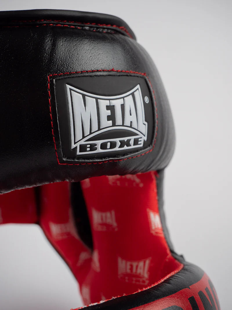 Dettaglio ravvicinato del logo Metal Boxe sulla pelle del caschetto da sparring