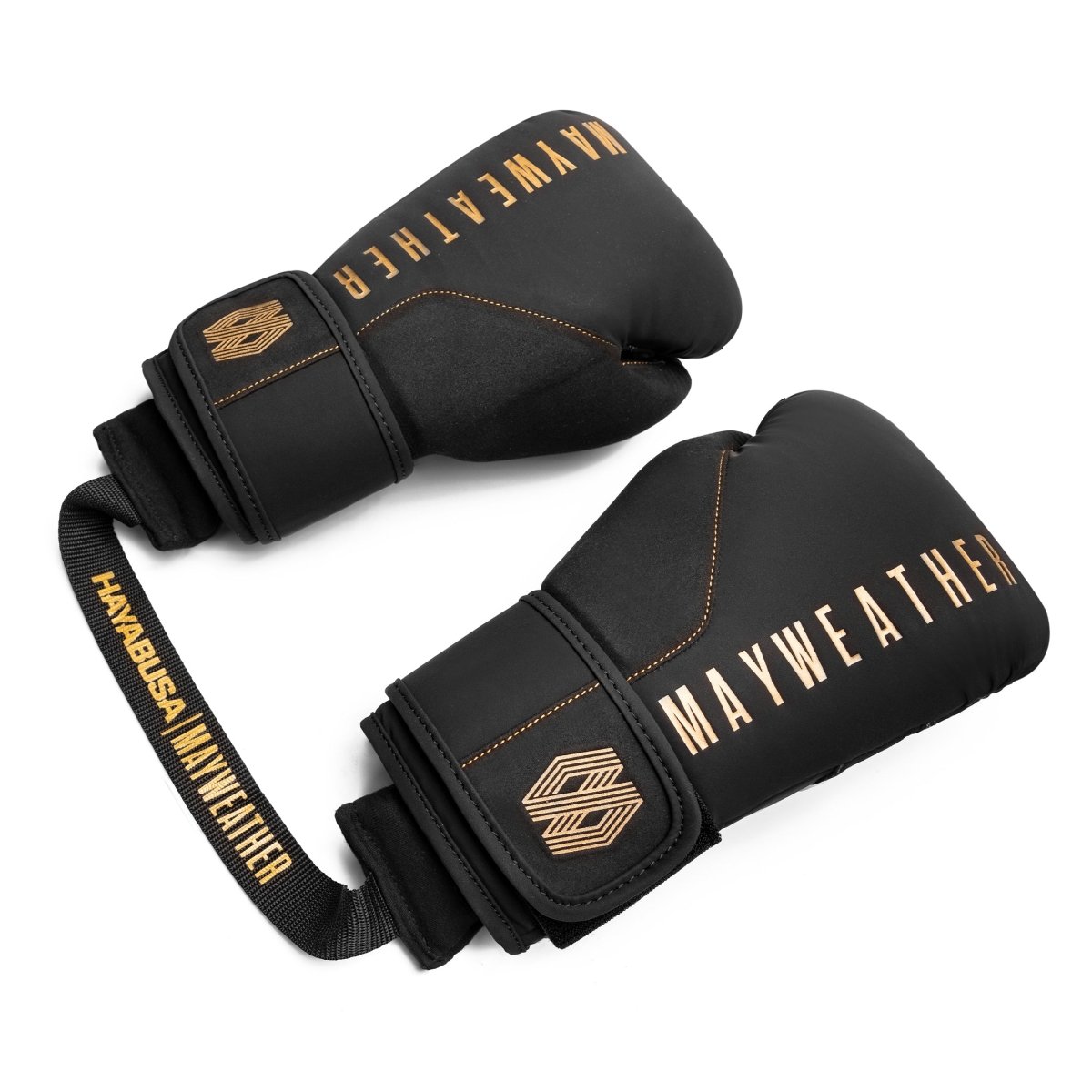 Dezodorizant pentru mănuși Mayweather negru și auriu plasat într-o mănușă de box deschisă
