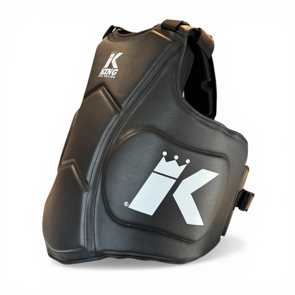 Dettaglio dello spessore dell'imbottitura multi-strato del corpetto King Pro Boxing per assorbimento calci e ginocchiate
