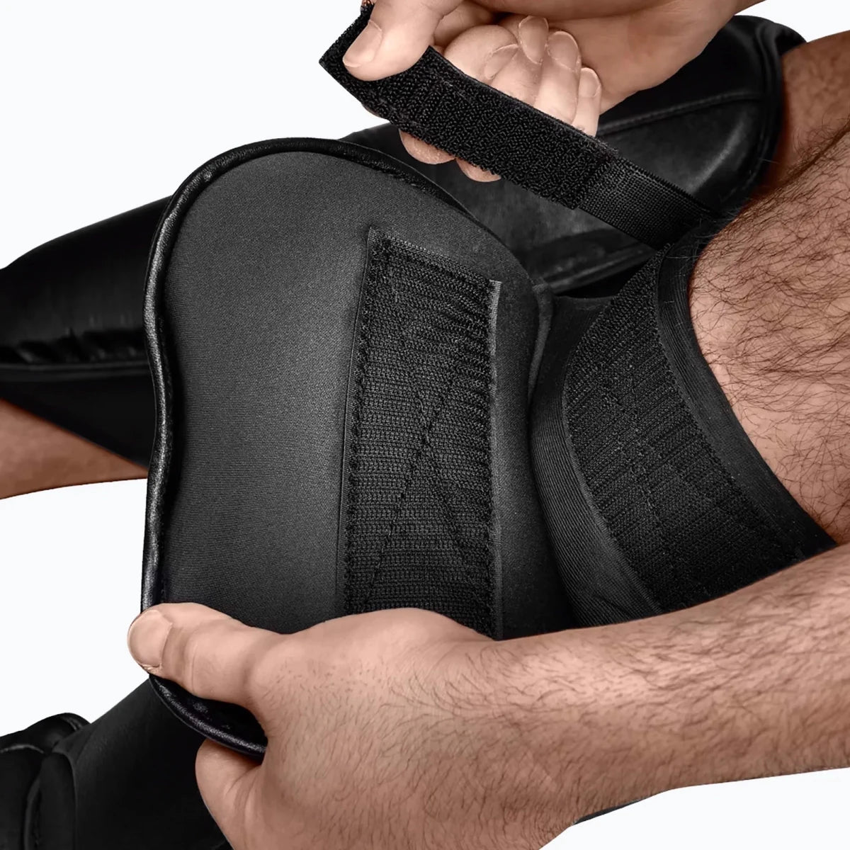 Detail der atmungsaktiven elastischen Socke des Hayabusa T3 Schienbeinschoners für absolute Stabilität am Bein.