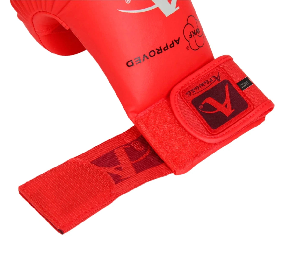Detailní detail písmena Arawaza 'A' tkané přímo na gumu červené rukavice, symbol kvality