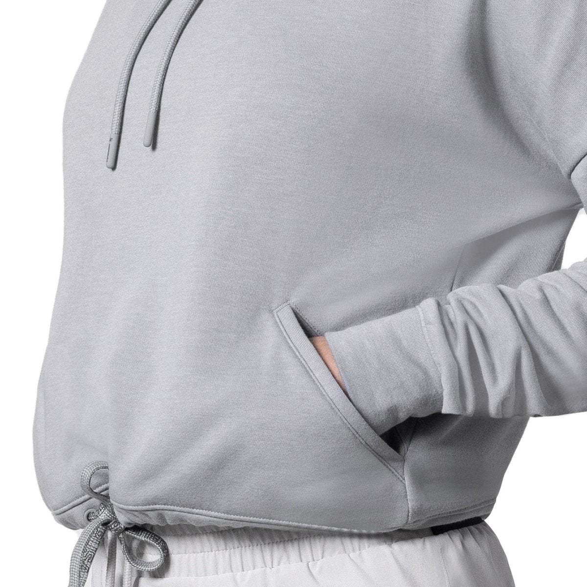 Detail der offenen Taschen des grauen Hayabusa-Kurzpullovers, perfekt zum Verstauen wichtiger Dinge