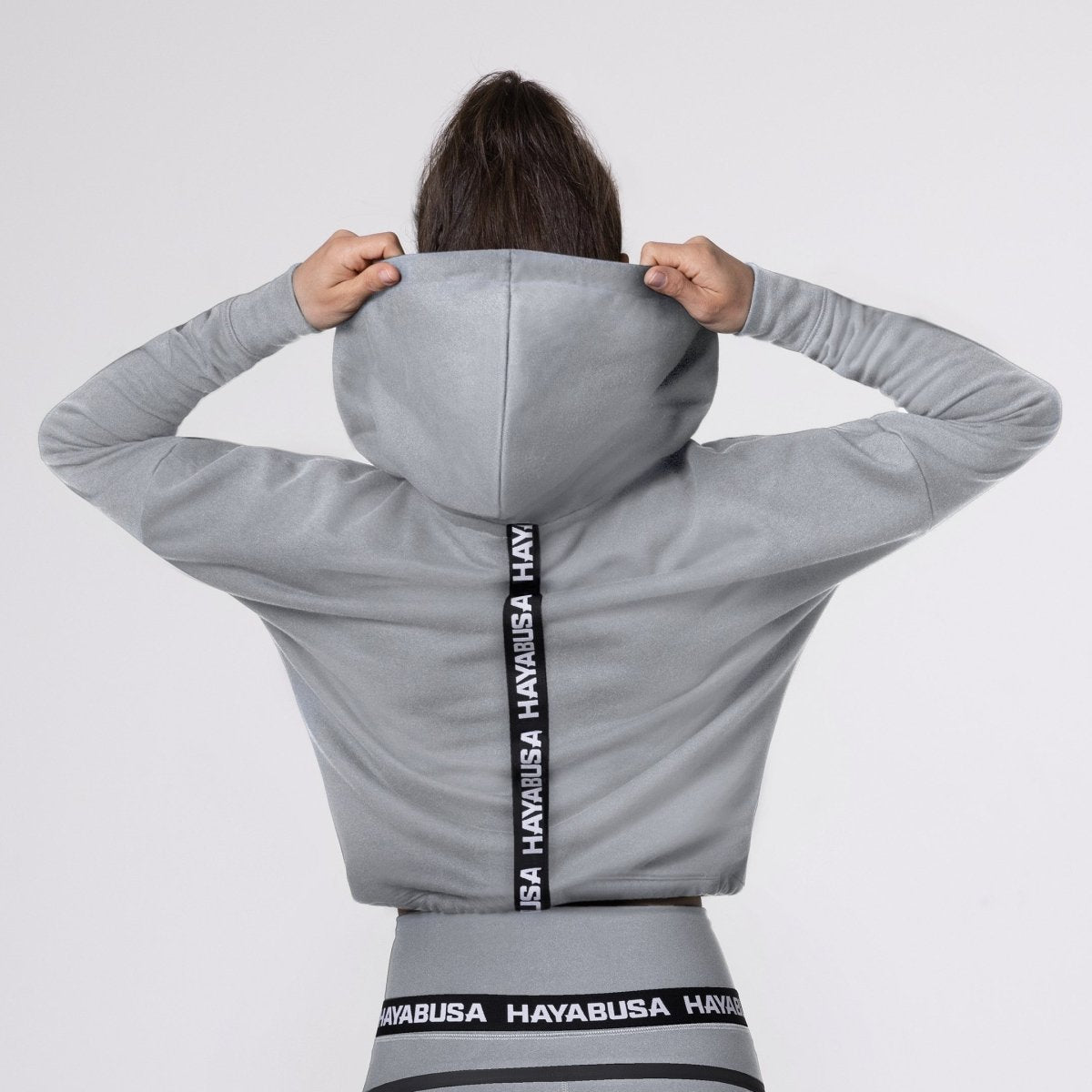 Die Rückansicht des grauen Sweatshirts unterstreicht die lässige und entspannte Passform