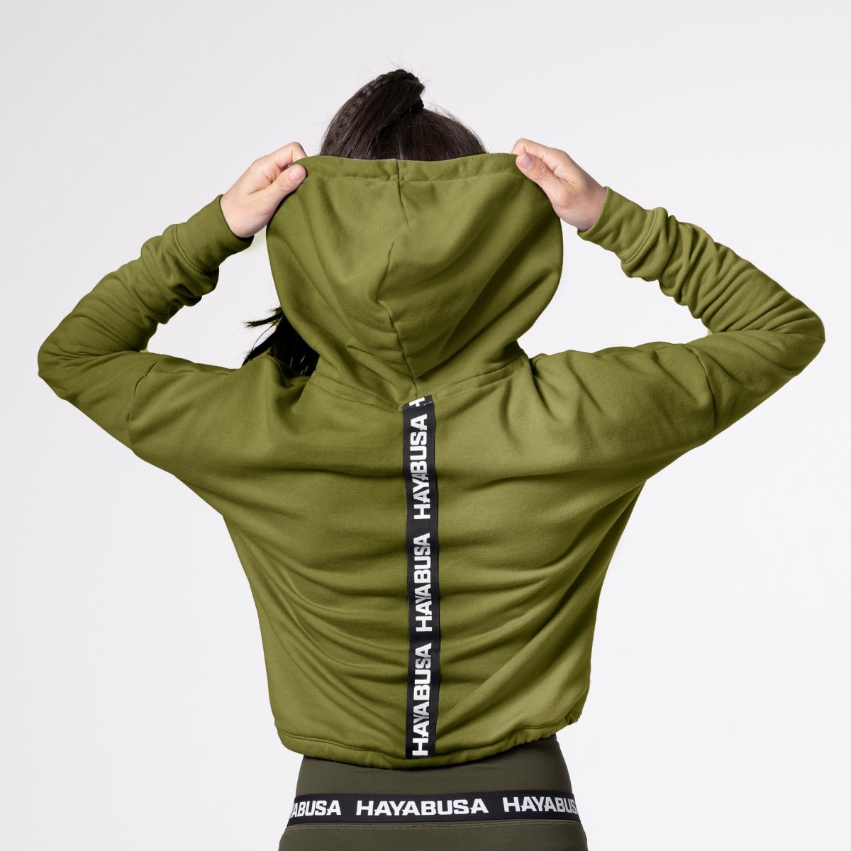Rückansicht des olivgrünen Sweatshirts, Fokus auf den verstellbaren Saum mit gummierten Kordelzügen