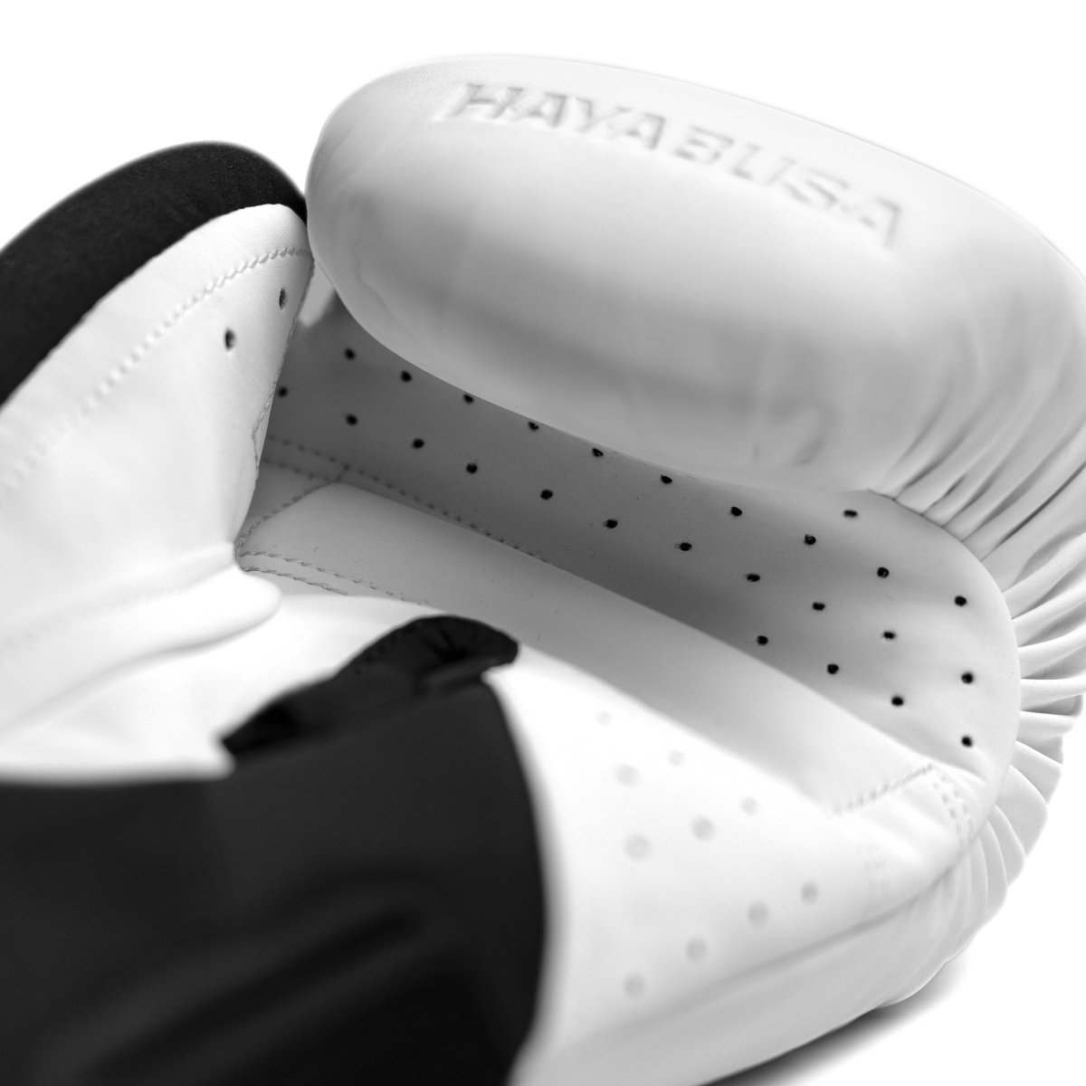 Détail du rembourrage et des coutures premium des gants blancs Hayabusa T360