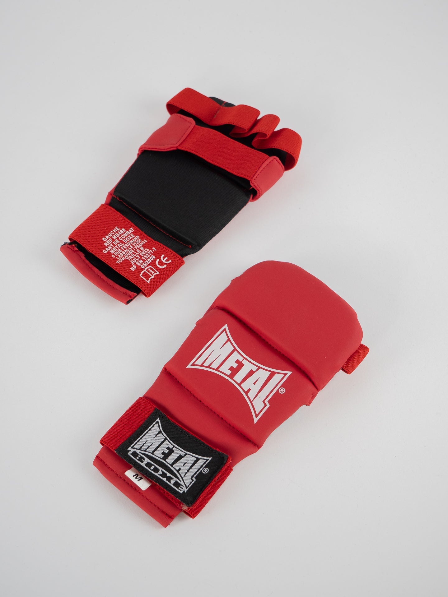Vista posteriore guanti Metal Boxe Ju Jitsu rossi, dettaglio del dorso protettivo