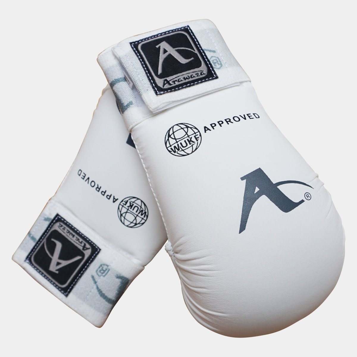 WUKF-zugelassene weiße Arawaza-Karate-Handschuhe, Vorderansicht