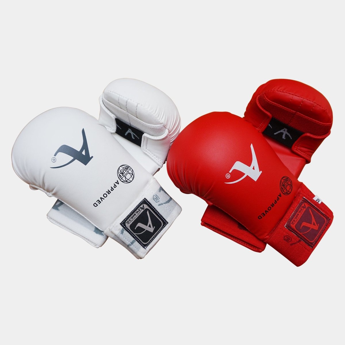 Arawaza-Karate-Handschuhe, weiß und rot, WUKF-zugelassen, Vorderansicht