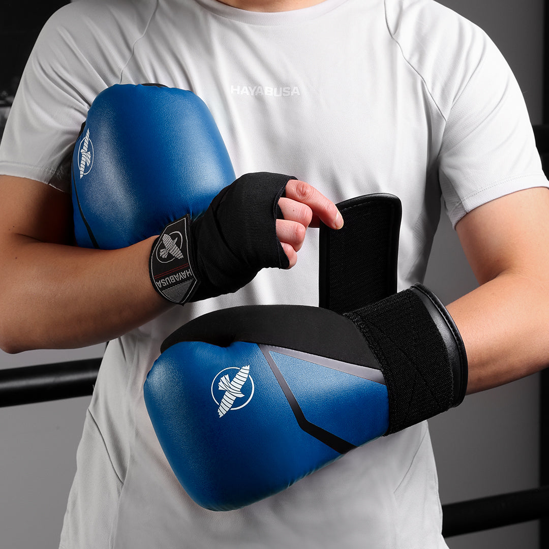 Guantoni da boxe blu Hayabusa E1 indossati pronti per lo sparring