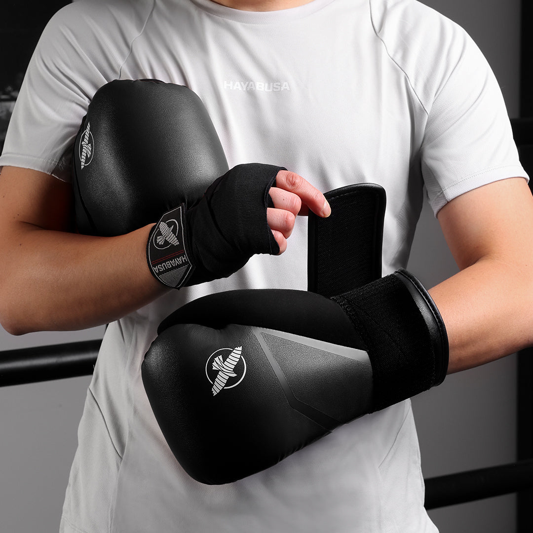 Inquadratura dei guantoni da boxe neri Hayabusa E1 indossati da un fighter