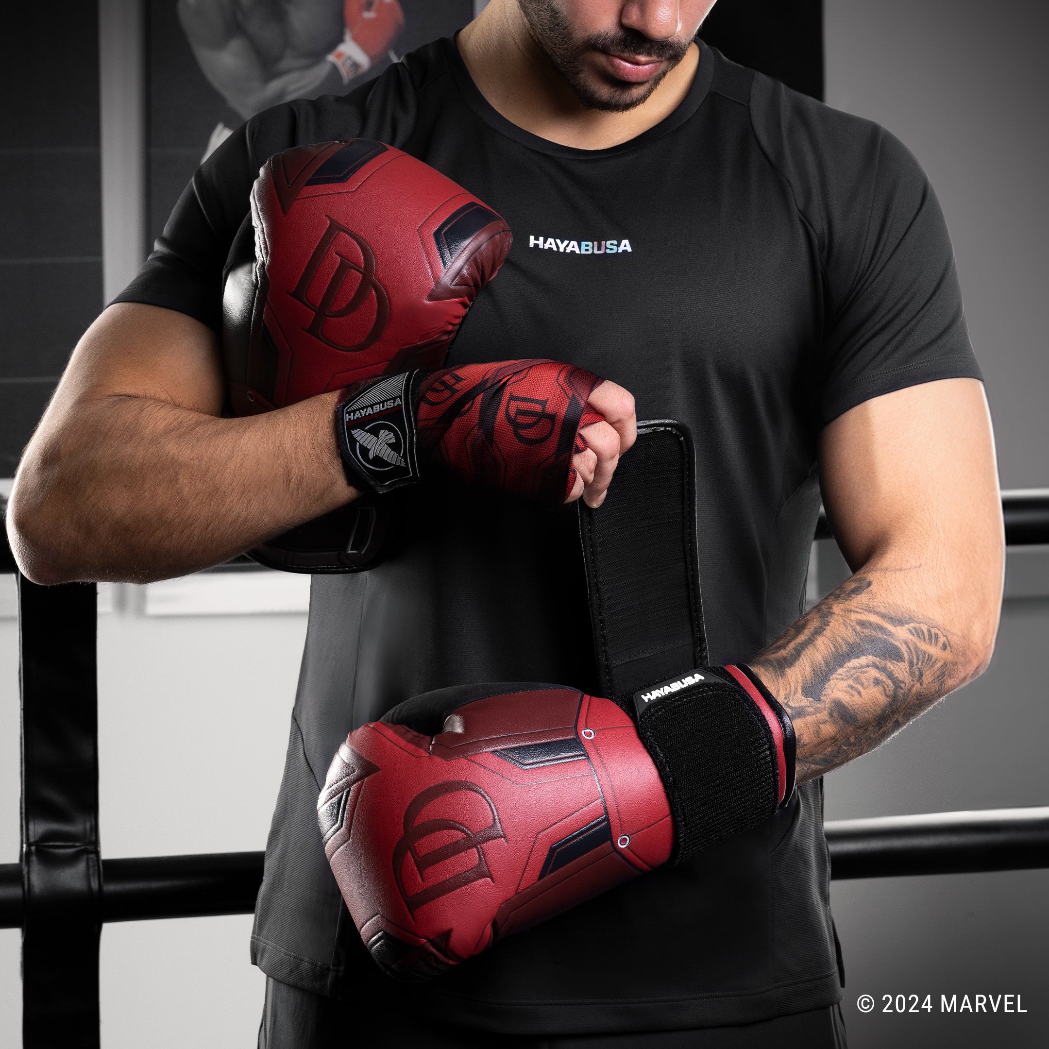 Atleta che indossa i guantoni rossi Hayabusa Marvel Daredevil in posizione di guardia