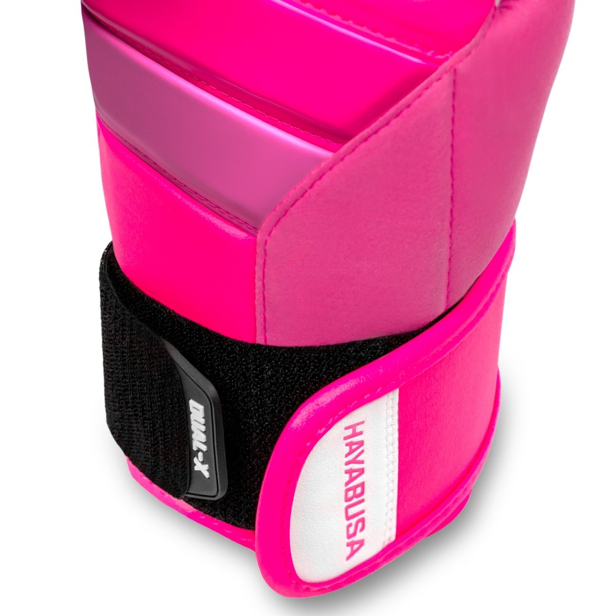 Detalhe estético e técnico do fecho das luvas Hayabusa rosa