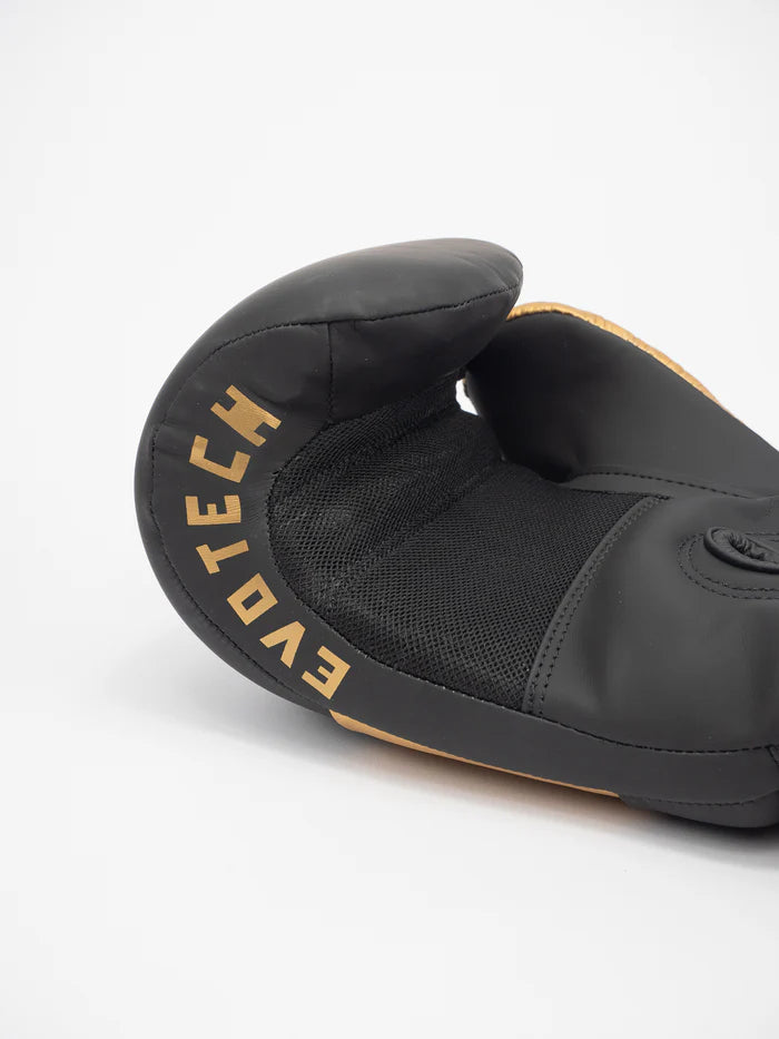 Dettaglio palmo ventilato con tecnologia WindTec dei guantoni Metal Boxe nero oro