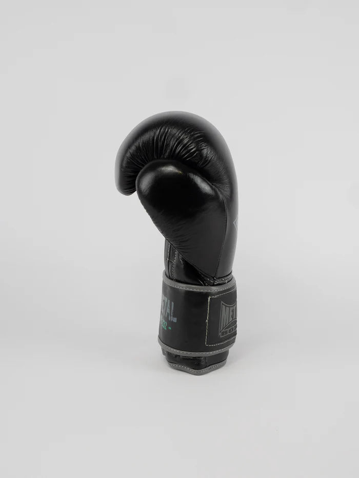 Vista laterale dei guantoni Metal Boxe Heracles, dettaglio chiusura velcro e supporto polso