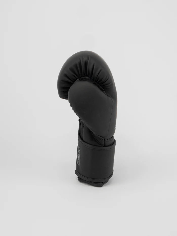 Vista laterale guantoni Metal Boxe Starter nero grigio, focus sulla chiusura velcro larga