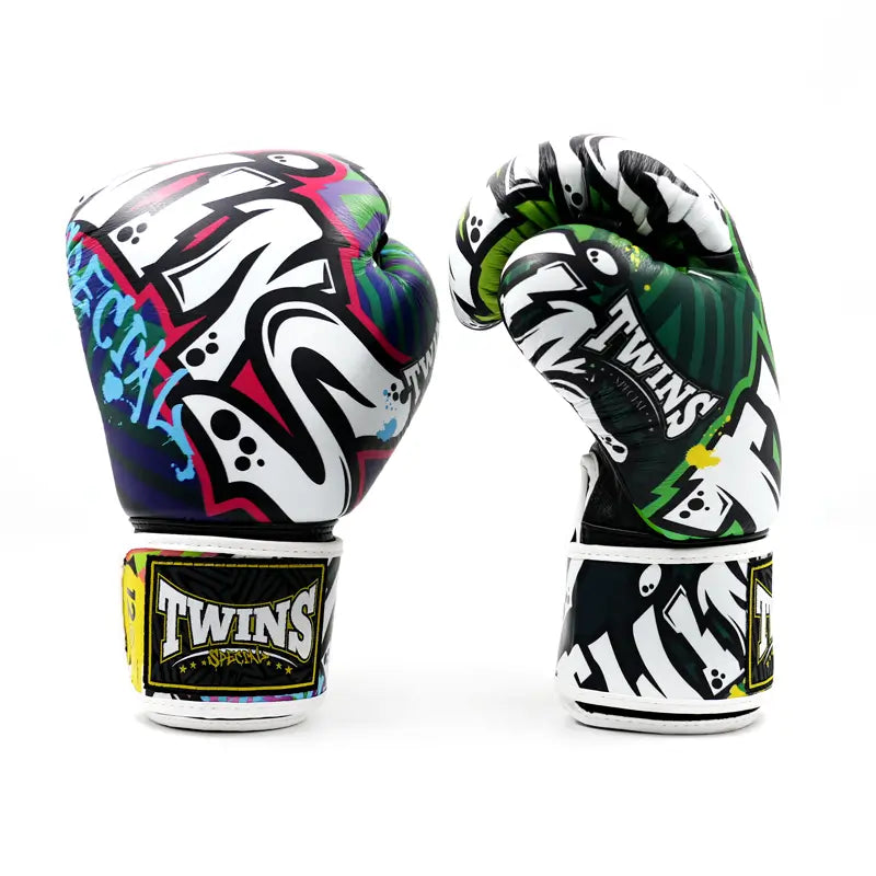 Guantoni Muay Thai Twins Special con grafica Graffiti artistica vista frontale.