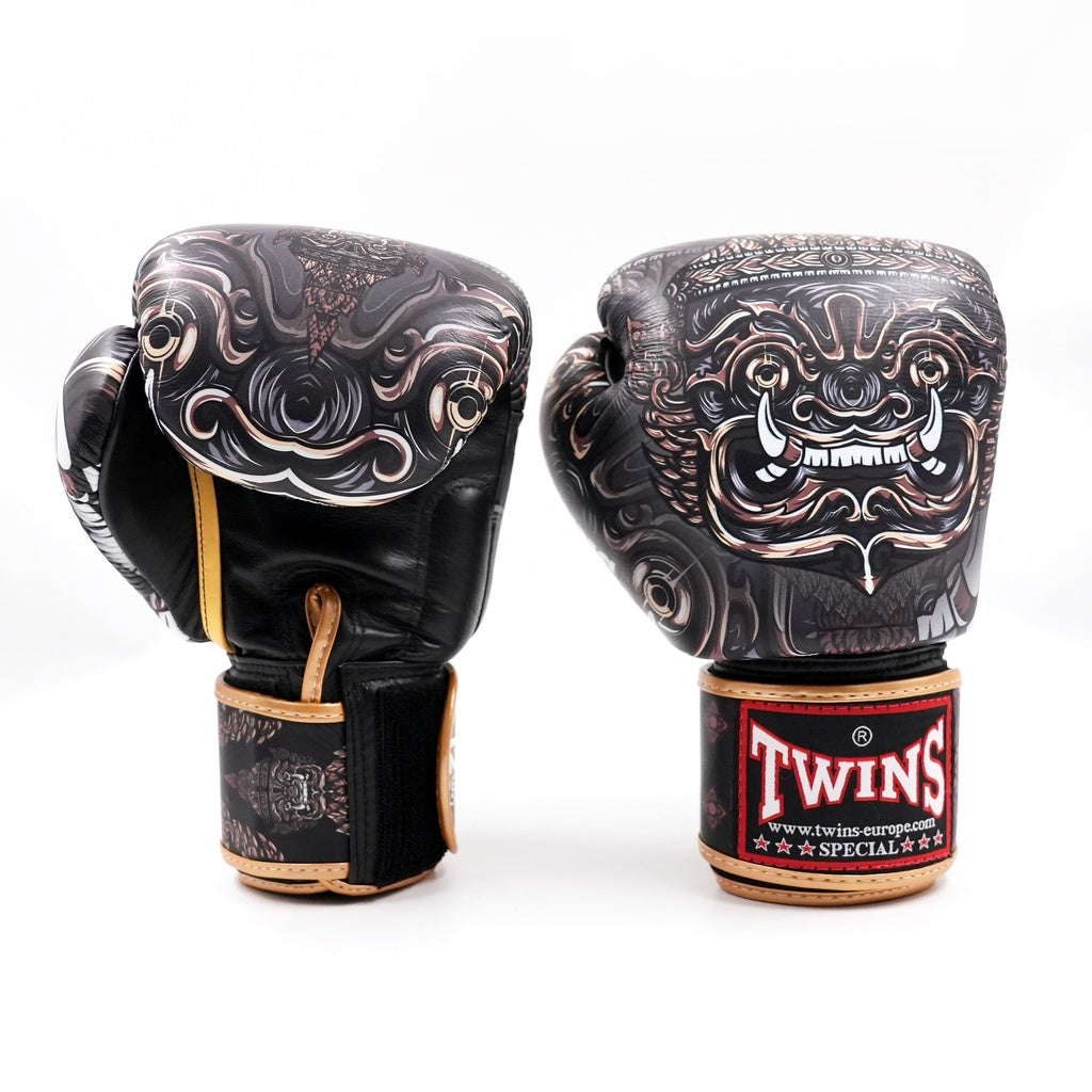 Vista laterale dei guantoni Twins Special Fantasy Series con design Yaktai tailandese.