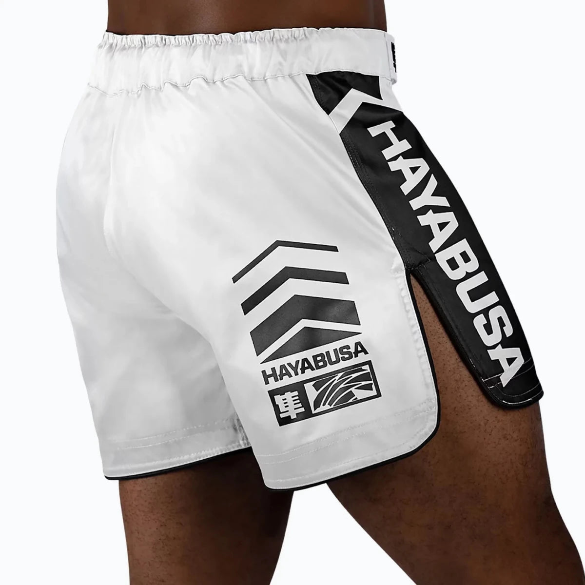 Boční pohled na prodloužené ventilační otvory bílé šortky Hayabusa Icon pro MMA.