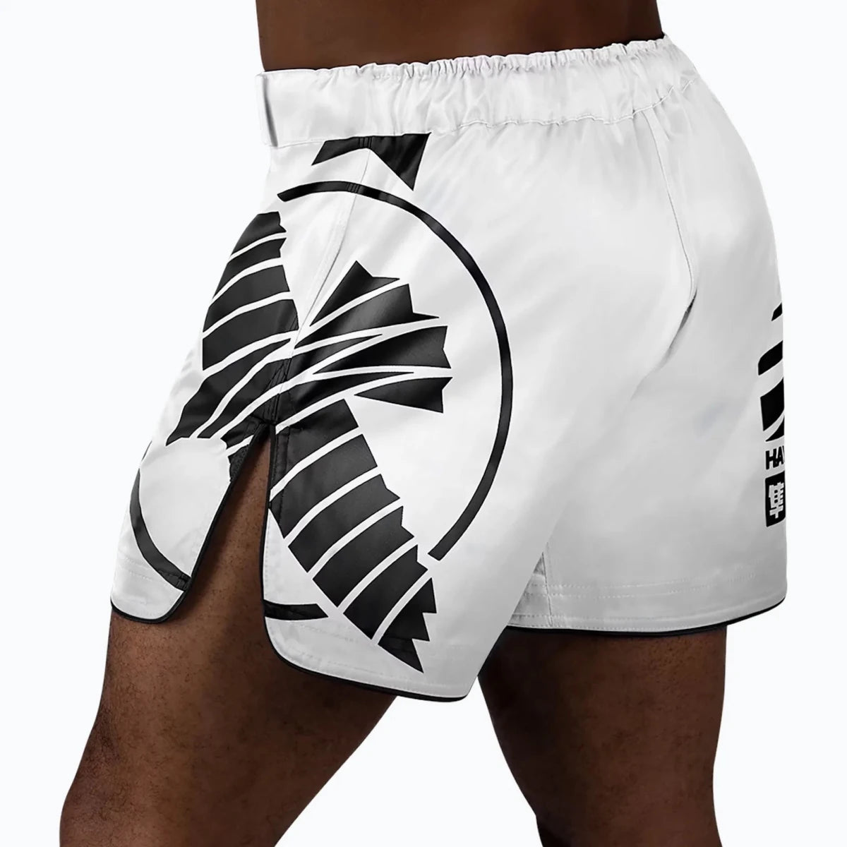 Detail bezpečného zapínání na suchý zip, bílé šortky Hayabusa.