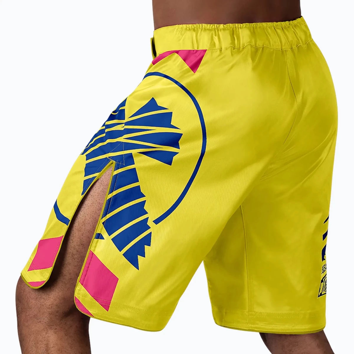 Celana pendek Hayabusa kuning dengan belahan samping untuk Muay Thai dan Kickboxing.