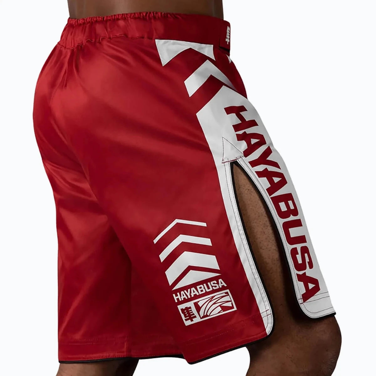 Bukaan samping untuk tendangan tinggi pada celana pendek Hayabusa merah.