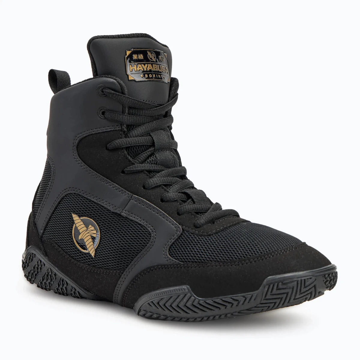 Sepatu tinju hitam Hayabusa Pro tampilan depan cincin profesional.