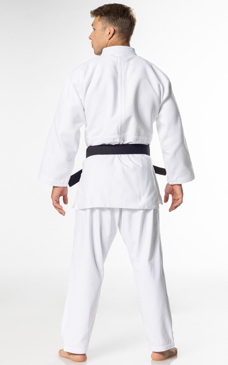 Vista posteriore della giacca Mizuno Yusho III che evidenzia il taglio regolamentare IJF e l'ampiezza delle spalle.
