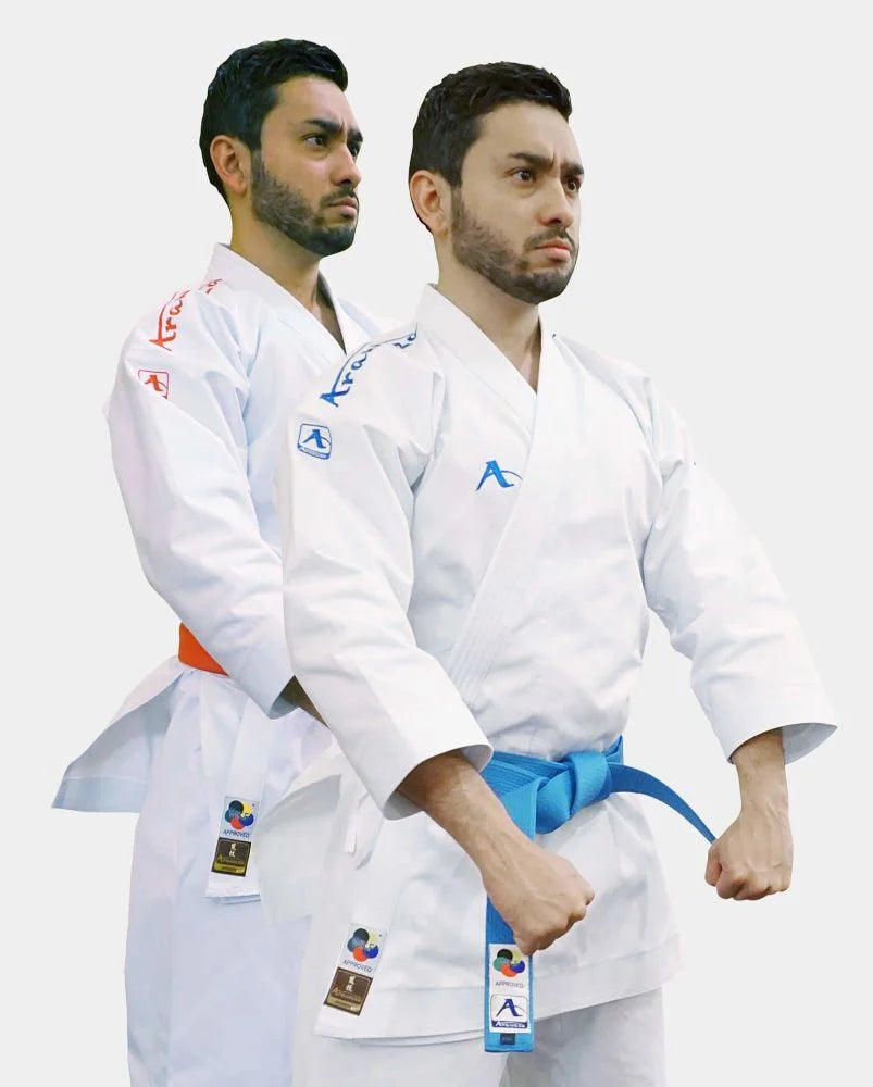 Karategi Arawaza Amber Evolution Premier League con ricami blu e rossi per competizioni WKF