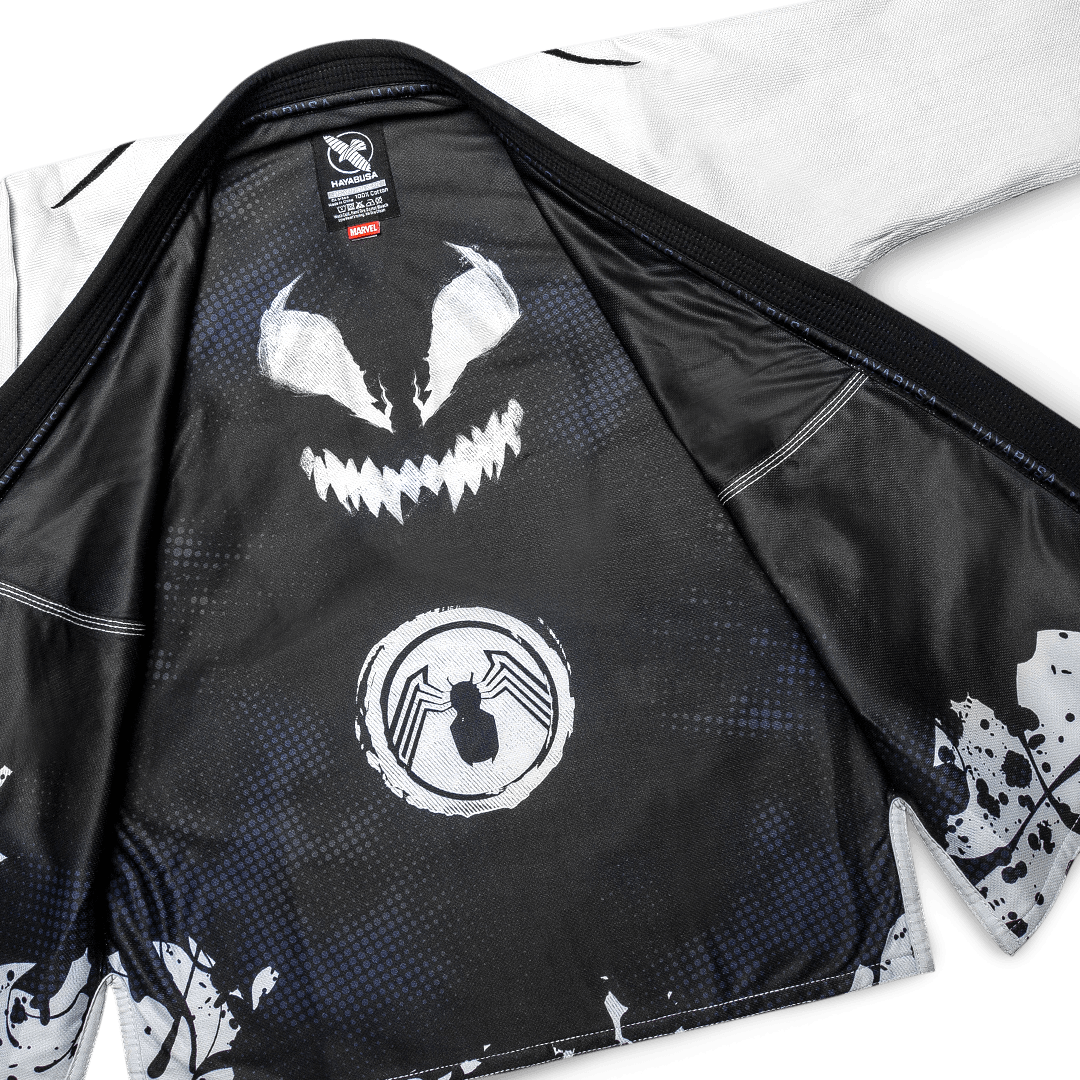 Dettaglio della fodera interna personalizzata del kimono Hayabusa Venom con grafiche artistiche del simbionte Marvel