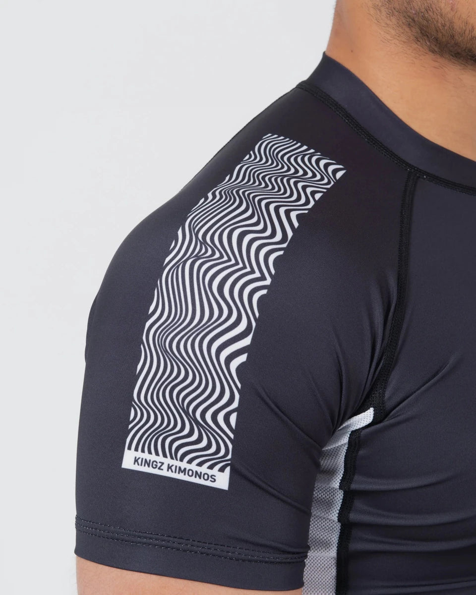 Detalhe do ombro e costura reforçada no rashguard preto Kingz Flow