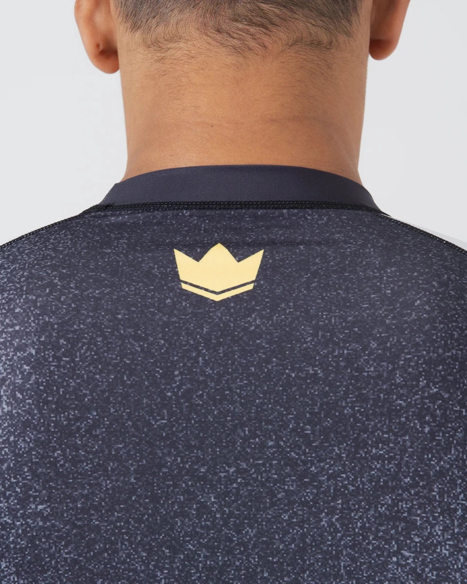 Detalhe das fibras de poliéster e spandex do rashguard Kingz Galaxy