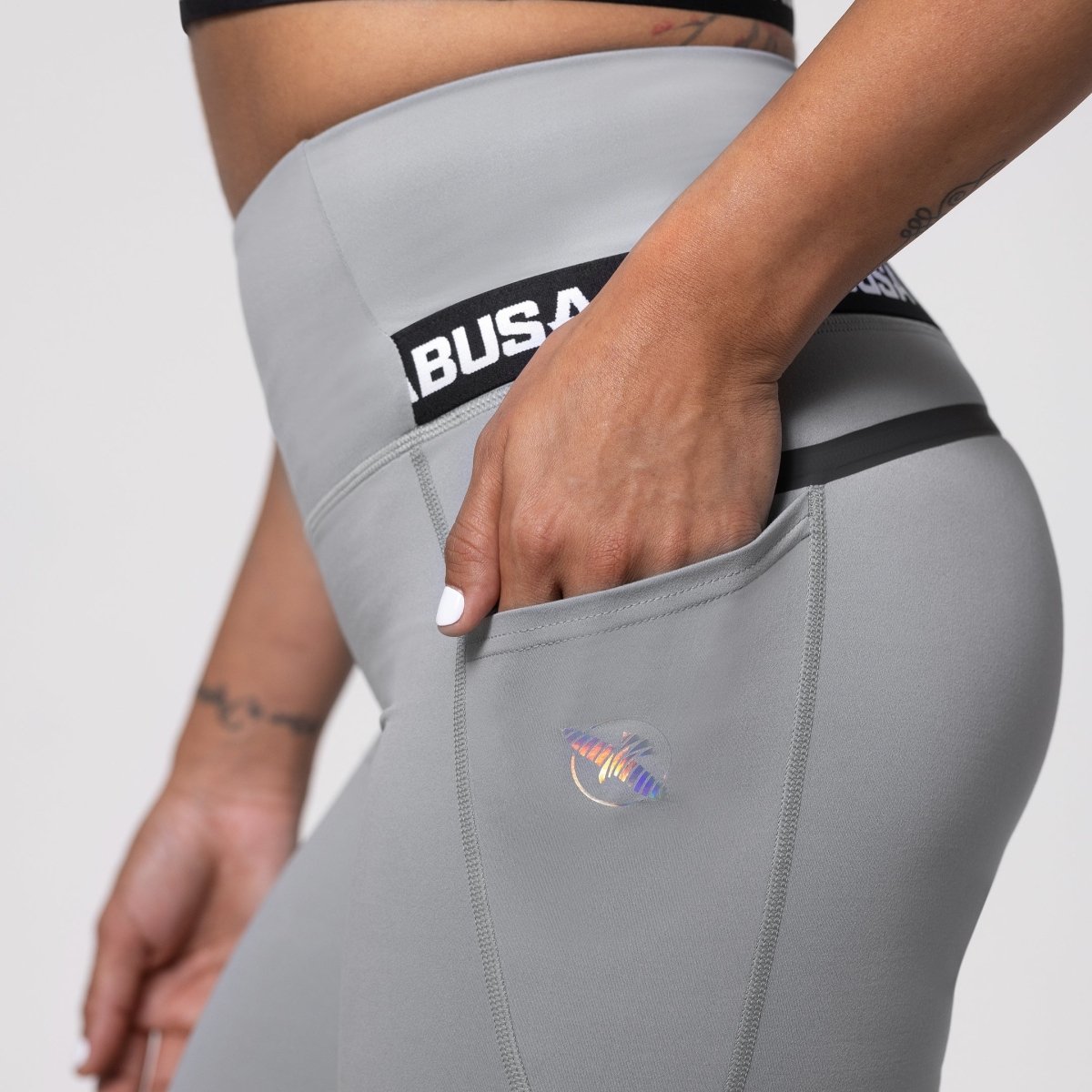 Detalhe do prático bolso lateral para smartphone na legging Hayabusa cinza