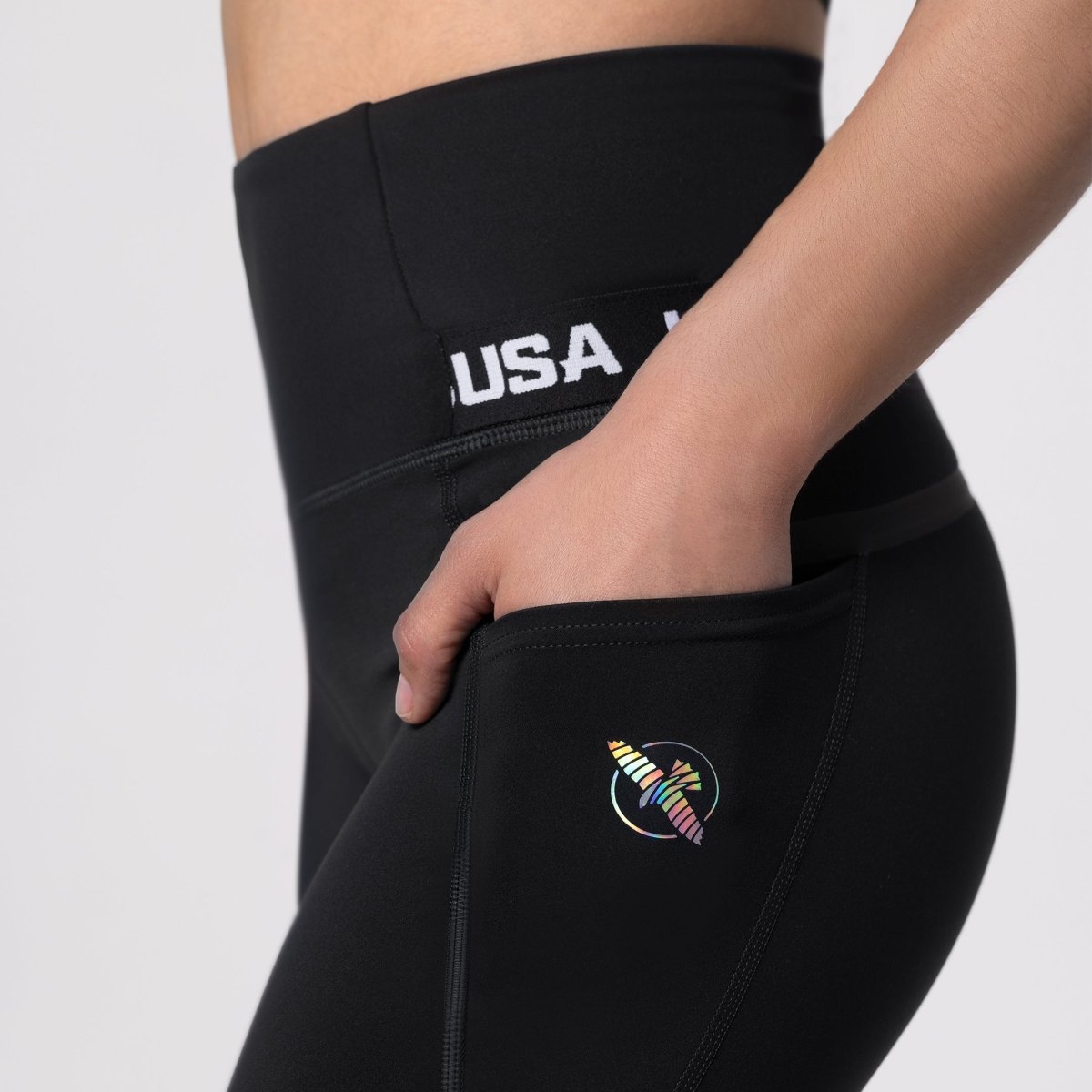 Detalhe em close do bolso lateral integrado nas leggings esportivas pretas Hayabusa