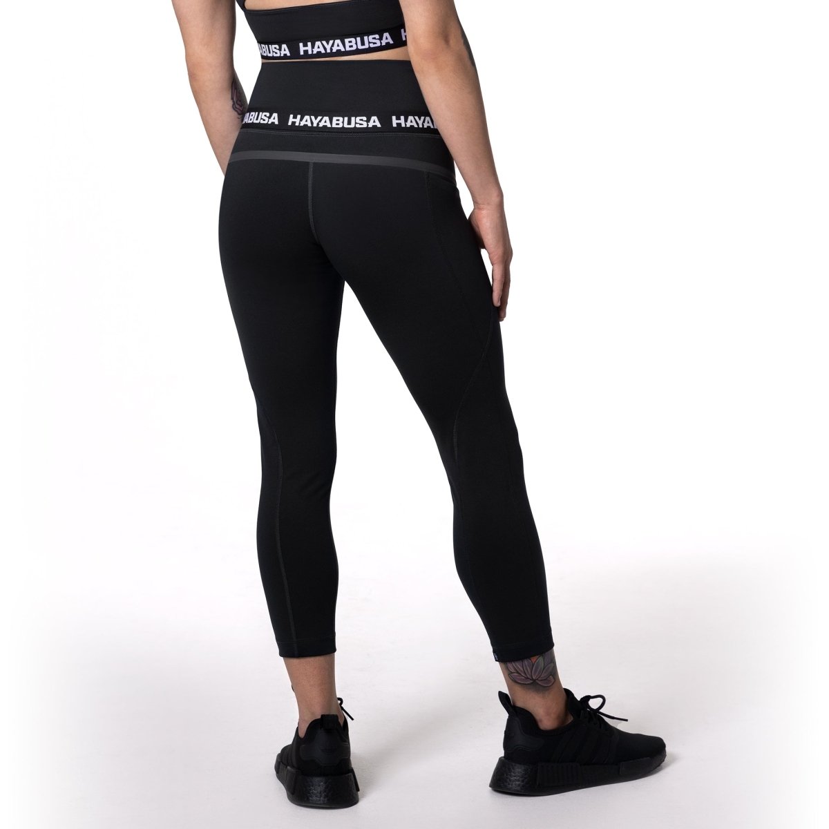Vista traseira da legging Hayabusa 3/4 preta mostrando o corte shapewear