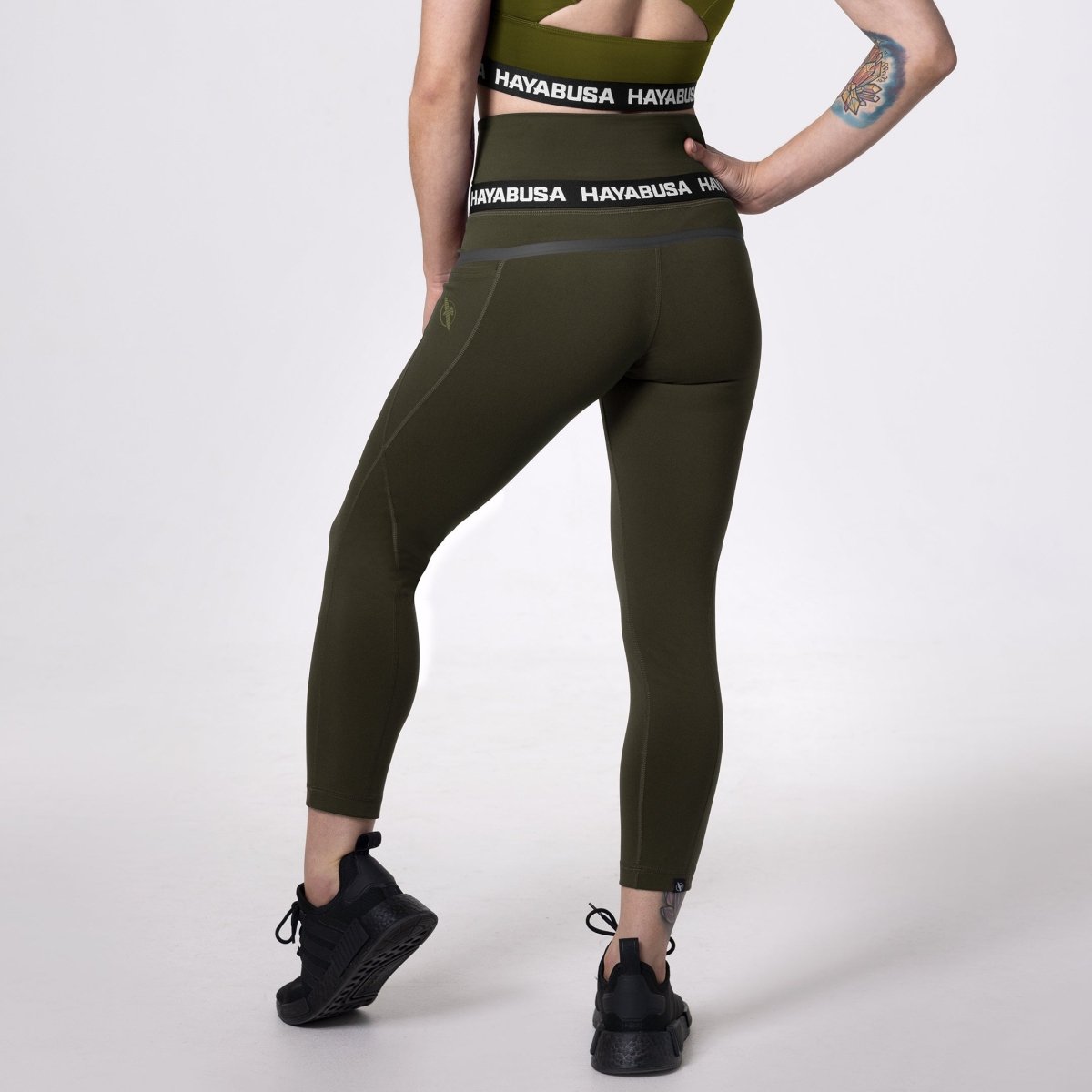 Vista traseira da legging Hayabusa 3/4 verde oliva, design 3/4 respirável