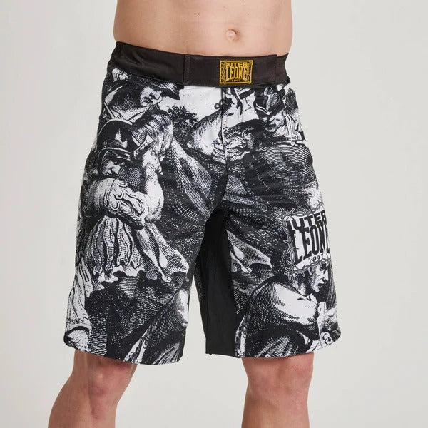 Vista frontale ravvicinata dei pantaloncini MMA LEONE x IUTER Barbed Wire su un modello, mostrando il dettagliato graphic print in stile incisione classica e i loghi sulla gamba e sulla cintura