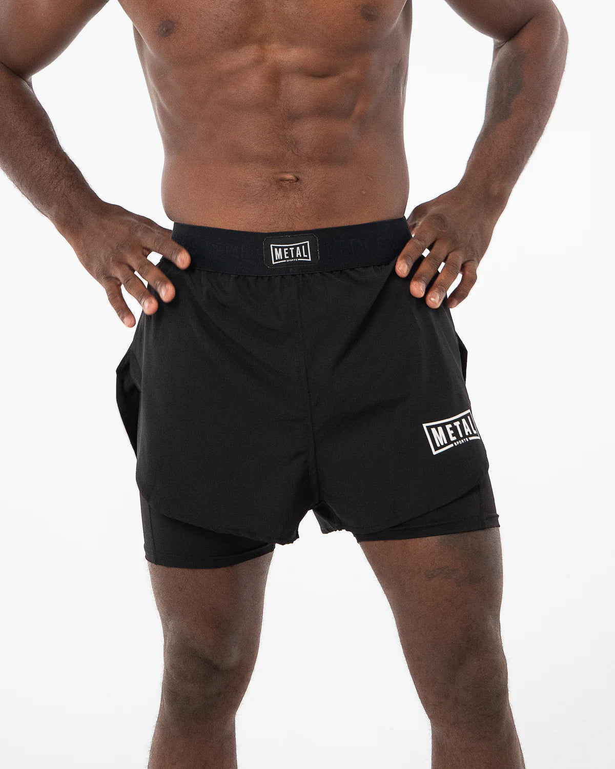 Vista frontale dei pantaloncini 2in1 Metal Boxe neri indossati da un atleta