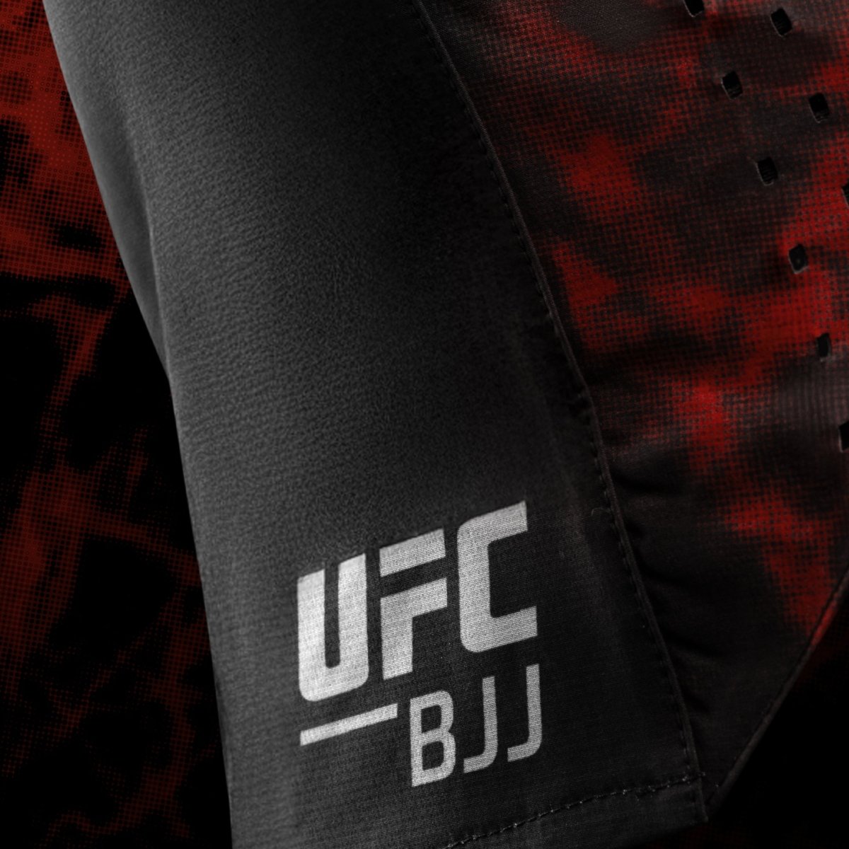 黑色和红色女式格斗短裤上 UFC BJJ 侧面标志的特写