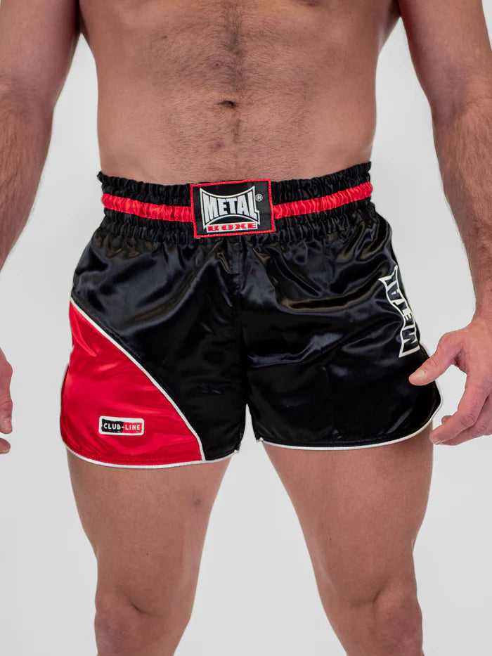 Vista frontale pantaloncini Kickboxing e Muay Thai Metal Boxe Club Line nero rosso indossati da uomo