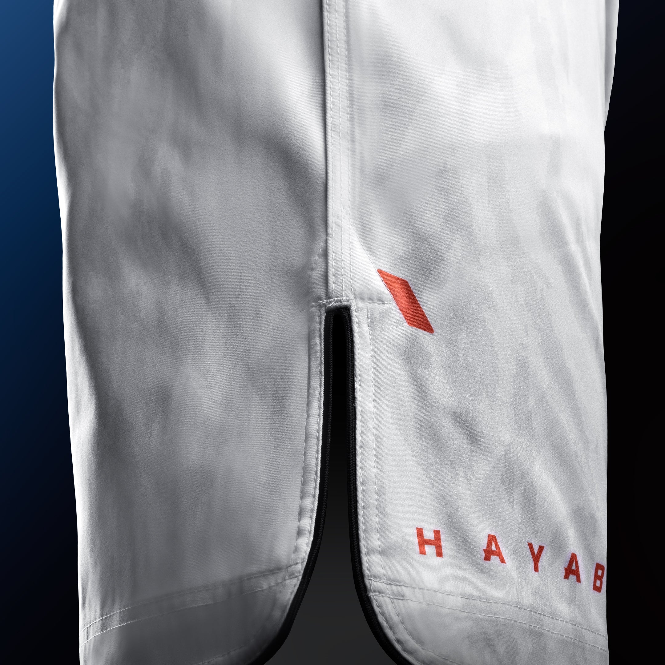 Vista laterale dei pantaloncini MMA Hayabusa Apex Mid-Thigh bianchi con dettaglio degli spacchi per la massima mobilità