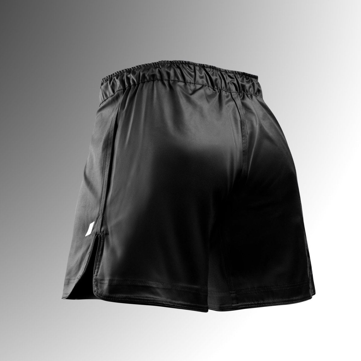 검은색 Hayabusa Apex 허벅지 중간 MMA 반바지의 후면 모습으로 안전한 허리밴드와 찢어짐 방지 원단이 보입니다.