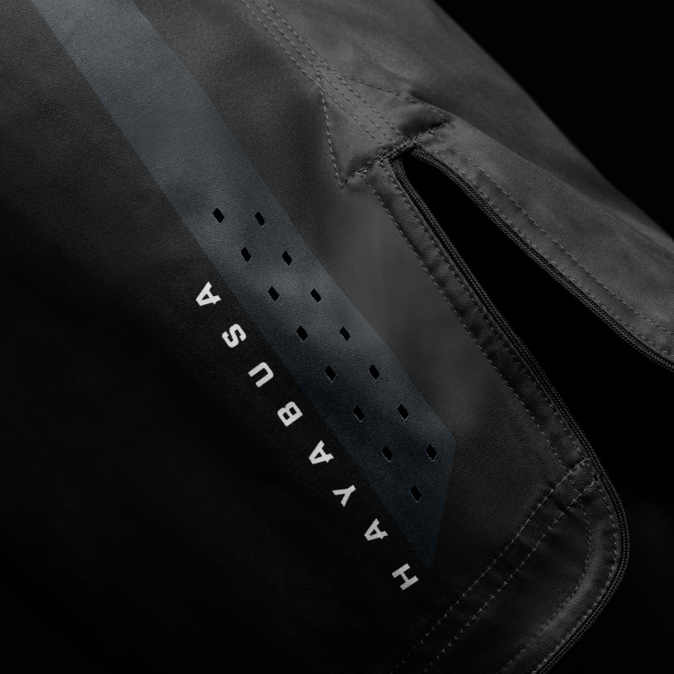 Dettaglio del logo e della scritta Hayabusa sulla gamba dei pantaloncini neri a 3/4