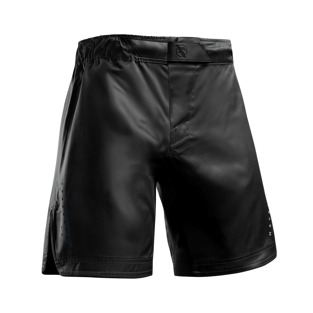 Vooraanzicht van de zwarte Hayabusa Core 3/4 Thigh MMA-short, specifieke snit voor BJJ No-Gi
