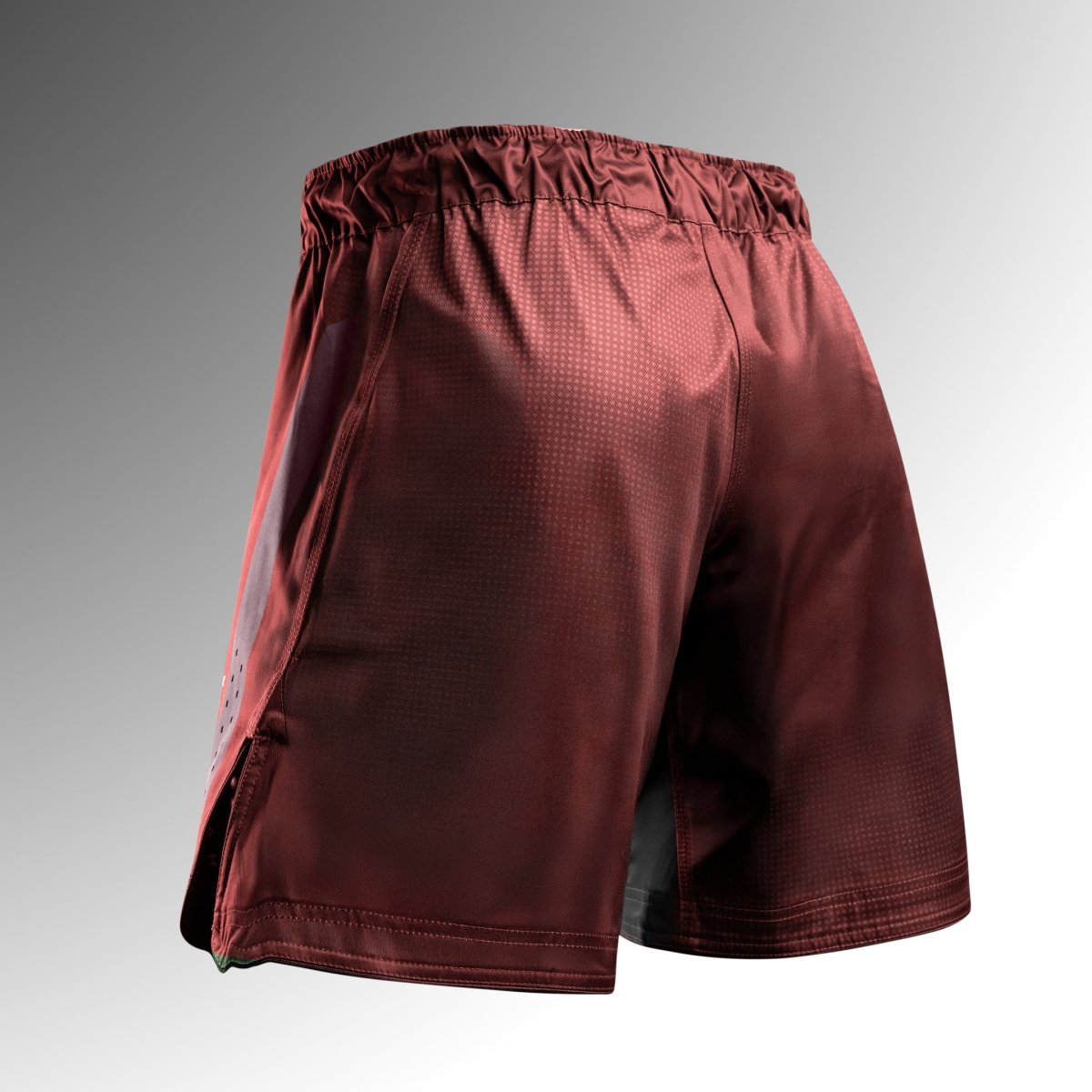 Rückansicht der roten Hayabusa Core 3/4 MMA Shorts, mit lasergeschnittenen Belüftungszonen