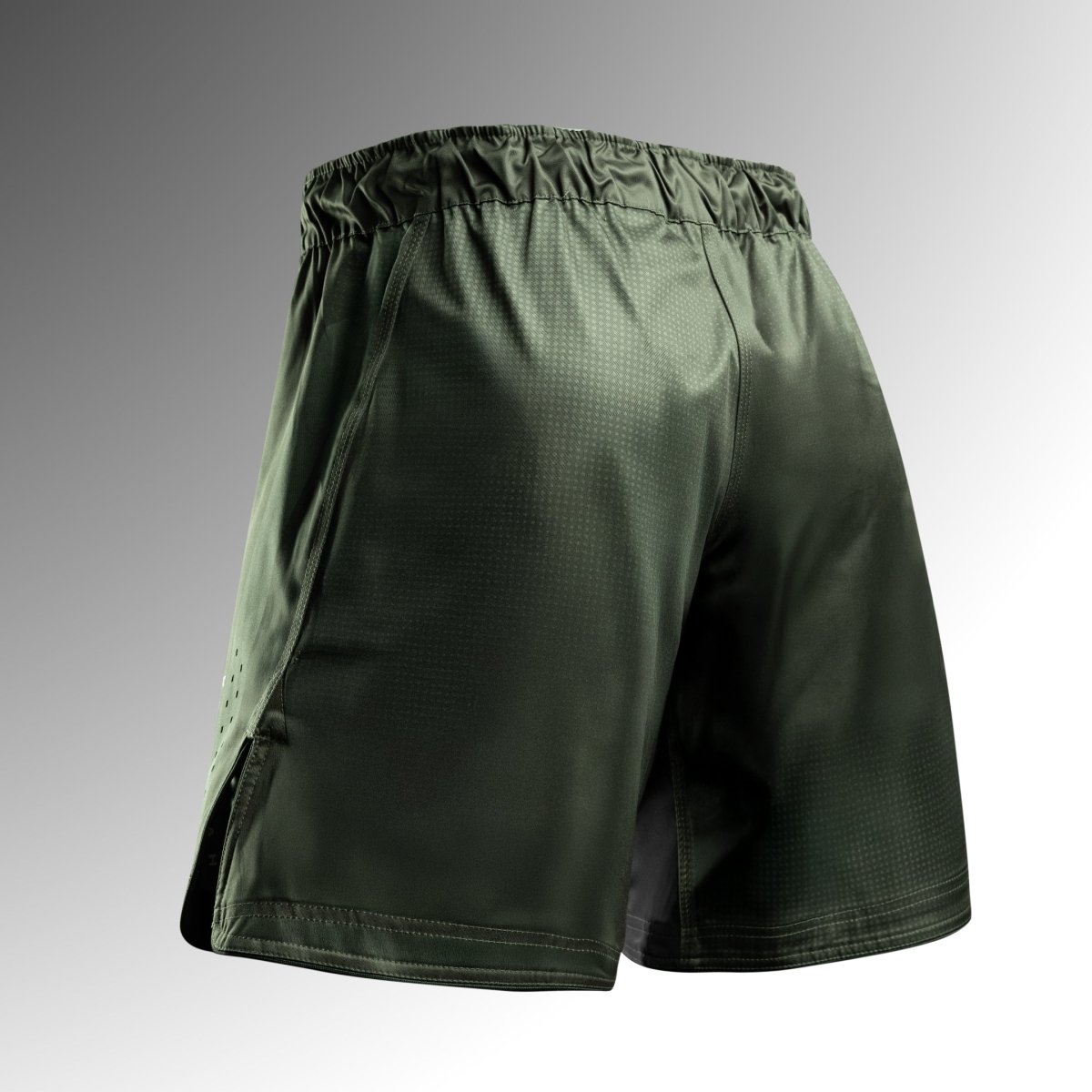 Rückansicht der grünen Hayabusa Core 3/4 MMA-Shorts, verstärkte Flatlock-Nähte
