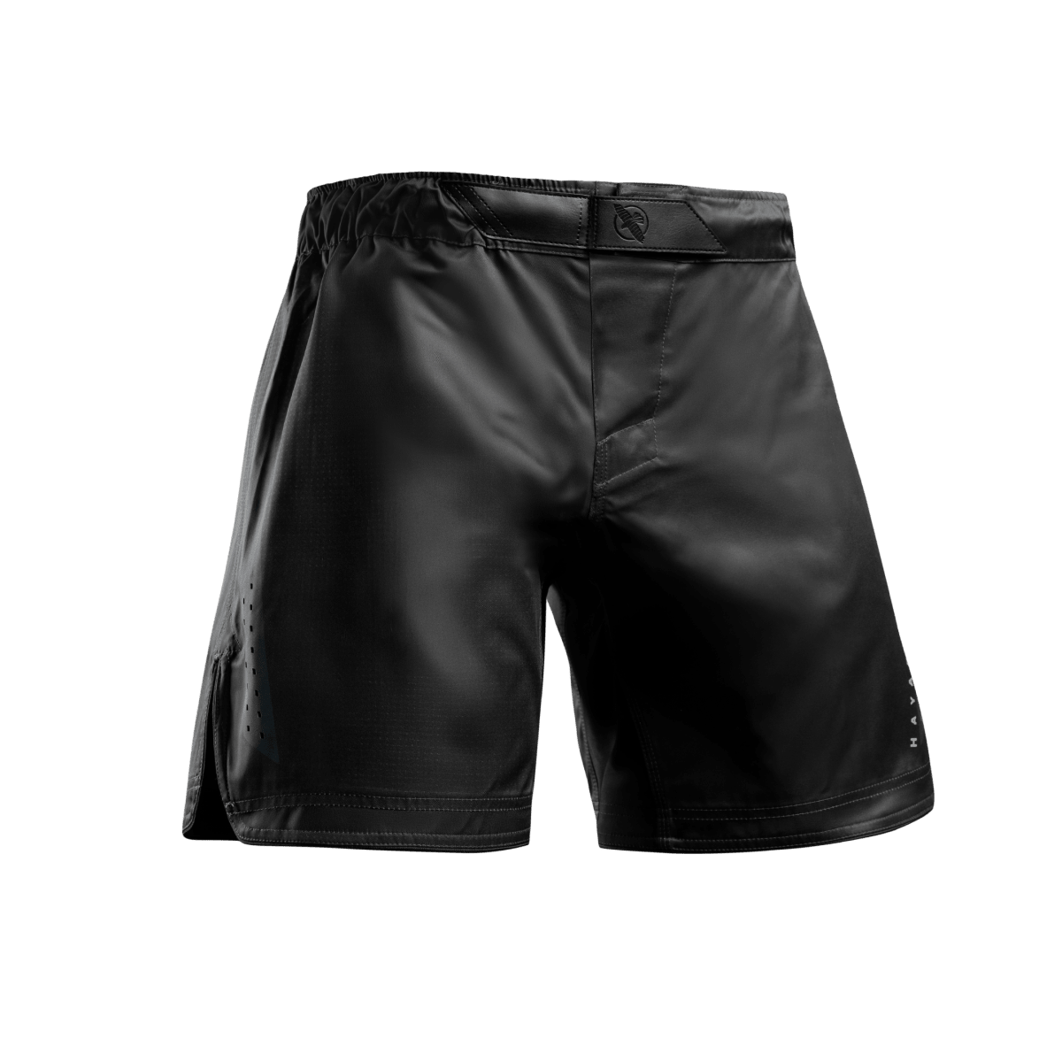 Vooraanzicht van de zwarte Hayabusa Core Mid-Thigh MMA Shorts met interlocksluiting