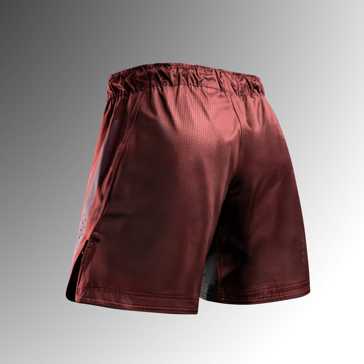 Vue arrière du short rouge Hayabusa Core Mid-Thigh MMA en tissu indéchirable pour No-Gi