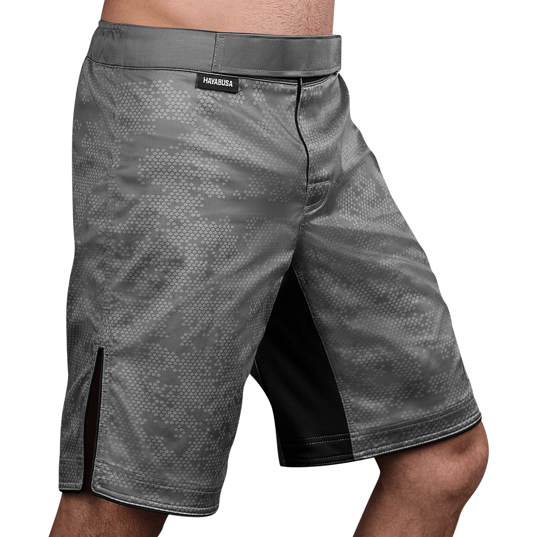 Vista laterale (lato 2) dei pantaloncini Hayabusa Hexagon grigi, ideali per grappling e Muay Thai
