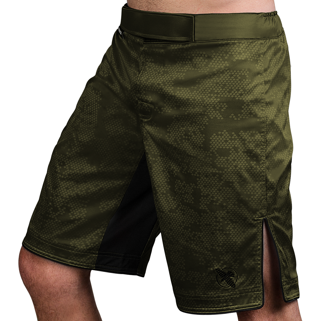 Vista laterale (lato 1) dei pantaloncini MMA Hayabusa Hexagon verdi, pronti per l'allenamento intenso